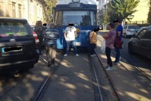 Cetăţean german sancţionat cu amenda maximă şi ridicarea maşinii după ce a blocat tramvaiele
