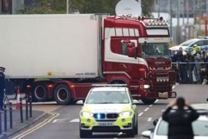 Patru suspecţi anchetaţi în cazul celor 39 de morţi descoperiţi în remorca unui tir, în Anglia