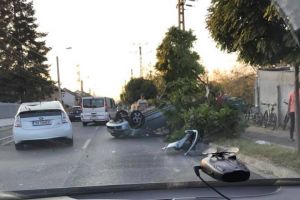 O şoferiţă s-a dat peste cap cu maşina după ce a derapat, pe strada Musicescu din Timişoara