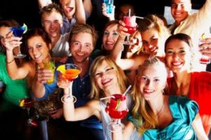 Vecinii gălăgioşi vor plăti amenzi mai mari sau vor face muncă în folosul comunităţii