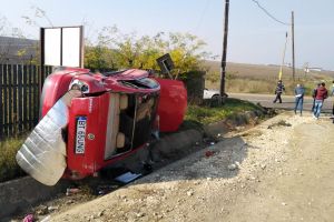 FOTO Accident cu trei răniţi la Botoşani! Două maşini s-au ciocnit, apoi una s-a răsturnat de mai multe ori