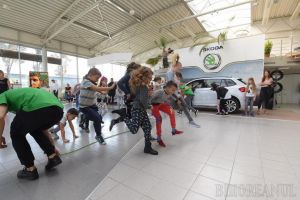 Ziua Skoda, la Autogrand Oradea: Copiii au luat lecţii preventive de la un poliţist şi au „testat” noul model Skoda Kamiq (FOTO)