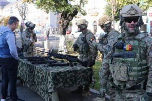 FOTO: Expoziţie de tehnică militară în Piaţa Trandafirilor