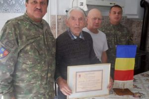 FOTO. Militarii Unităţii Militare 01585 Petreşti în vizită la ultimul veteran de război locuitor pe Valea Sebeşului