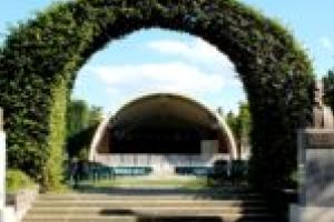 După mai bine de doi ani de la furtuna din 2017, se reabilitează în sfârşit scena din Parcul Rozelor