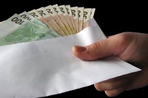Tânăr din judeţul Alba care a oferit bani unor poliţişti, prins în flagrant şi trimis în judecată pentru dare de mită