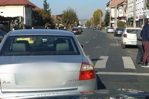 Bun simţ în trafic la Sibiu: Șoferii din coloană au aşteptat fără claxoane să treacă un bătrânel strada