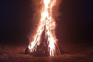 Focul lui Sumedru, la Ulmi! Conform tradiţiei populare, flăcările arată cum va fi anul viitor