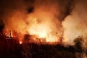 Casă ameninţată de flăcări, la Moldova Veche