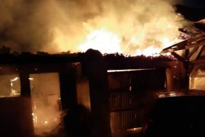 Incendiu puternic la Gura Râului – Peste 20 de pompieri au intervenit