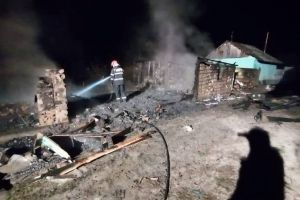 FOTO: Flăcările au făcut scrum o casă din Gura Caliţei