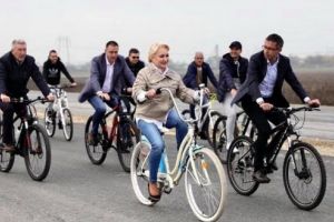 Viorica Dăncilă (PSD): ”A fi patriot înseamnă să ai tricolorul în suflet”