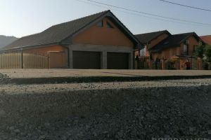 Blocaţi în curţi: Localnicii din Hidişelu de Sus reclamă că reabilitarea DN 76 le blochează accesul în propriile gospodării (FOTO / VIDEO)