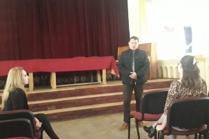 FOTO Șeful Serviciului Criminalistic din cadrul IPJ Botoşani, chestionat de elevi de liceu