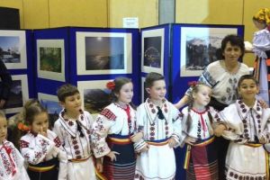 FOTO! Învăţătoarea din Botoşani care face minuni în Irlanda. Are grijă de copiii românilor din Dublin şi este o mare promotoare a folclorului