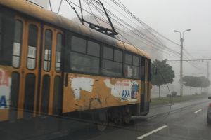 FOTO Circulaţie îngreunată după ce un tramvai a rămas blocat în apropierea unei intersecţii din Botoşani