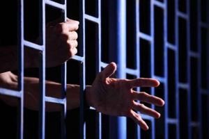 Într-un penitenciar din România deţinuţii îşi plăteau permisiile cu ţuică, cuptoare cu microunde, bani şi adidaşi