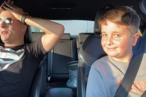 Scandalos: Un vlogger din Oradea a pus un copil de 10 ani să conducă o maşină puternică, în parcarea unui magazin din oraş! (VIDEO)