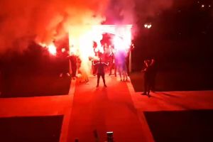 VIDEO. Spectacol la nunta căpitanului Olimpiei. Galeria i-a urat casă de piatră în galben şi albastru