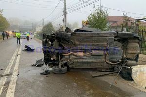 FOTO Accident! Doi tineri s-au răsturnat cu maşina la intrarea în municipiul Botoşani