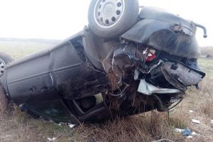 FOTO Accident cu un rănit în judeţul Botoşani! O maşină s-a răsturnat în afara drumului