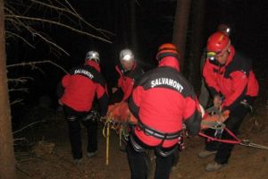 Un motociclist ceh a fost ranit grav dupa ce a cazut intr-o prapastie. Salvamontistii au intervenit