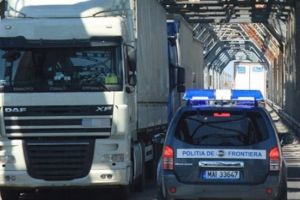 Șoferi români, găsiţi cu oameni aproape îngheţaţi într-un TIR frigorific