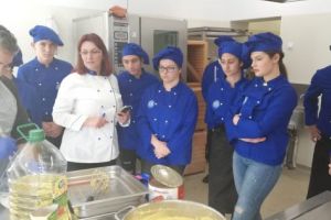 Lecţie deschisă pentru elevii-bucătari la centrul de evenimente Lux Divina