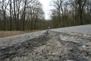 DJ 151, rupt şi distrus în prag de iarnă (FOTO)