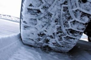 Când trebuie să punem anvelopele de iarnă. Ce amenzi riscă şoferii care nu-şi schimbă cauciucurile