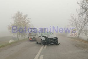FOTO Accident pe drumul Botoşani- Ștefăneşti! Un tânăr a ajuns, luni dimineaţă, cu maşina în copac