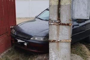 Sperieţeni: Conducea fără permis şi a intrat în stâlp