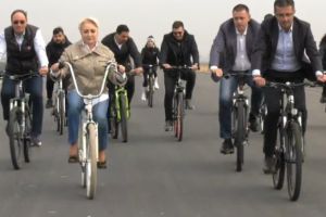 Alta trasnaie. Dancila a mers cu bicicleta pe autostrada: „Am testat autostrada” – Video