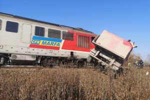 FOTO Accident feroviar la Mârşa – Un tren şi un camion s-au ciocnit
