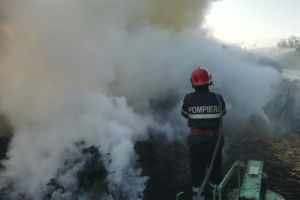 Incendiu de proporţii la Smârdioasa, provocat de jocul copiilor cu focul
