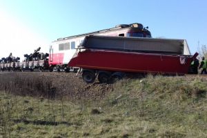 Tren cu tunuri si tehnica militara, implicat intr-un accident la Marsa (galerie foto)