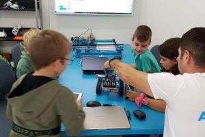 PREMIERĂ. Cursuri de robotică oferite copiilor din Satu Mare