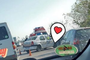 FOTO O familie din Botoşani a ajuns cu maşina într-un şanţ. O femeie şi un copil au fost răniţi