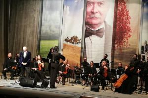 Maestrul Tudor Gheorghe, aplaudat îndelung la Suceava, la finalul unui spectacol cu cântece ...