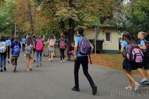 „Indiferenţa voastră ucide!”: Manifestul elevilor bihoreni, după moartea fetiţei de 7 ani, zdrobită de o poartă de fier în curtea şcolii