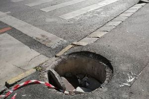 FOTO Capcană pe strada Semaforului. Un canal stă fără capac de aproape o lună