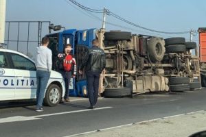 Autocamion răsturnat în zona Ernei