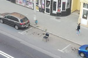Parcare cu „scaun la cap” pe o stradă din Alba: Cum se blocheaza „inventiv” un loc de parcare din domeniul public