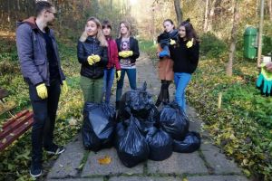 Studenţi ai Universităţii, la curăţenie în Parcul Șipote