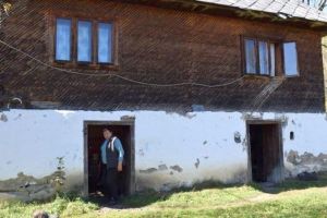 FOTO. Viaţa tragică a locuitorilor care trăiesc în satul Geamăna, în apropiere de cel mai mare iaz de steril din Europa