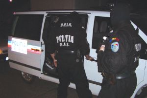 Descinderi ale poliţiştilor botoşăneni în mai multe localuri. Zeci de persoane au fost legitimate