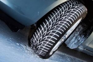 Sezonul anvelopelor de iarnă obligatorii! Ce riscă şoferii care nu folosesc pneuri de sezon