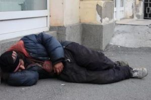 Mai bine jegosi si ametiti de aburii alcoolului decat intr-un pat cald / Iata de ce fug din centrul social unii braileni fara adapost