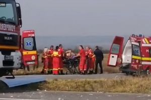 Accident cu doi morţi în Bihor: Victimele sunt soţ şi soţie. Fetiţa lor, în vârstă de 4 ani, transportată la spital cu elicopterul SMURD (VIDEO)