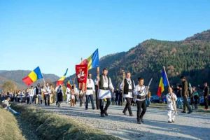 VIDEO – Mesaj de Ziua Armatei, la Valea Uzului: Monumentul şi crucile nu se dărâmă. Asigurăm atât instituţiile statului, cât şi pe extremiştii maghiari că nu vor trece de noi